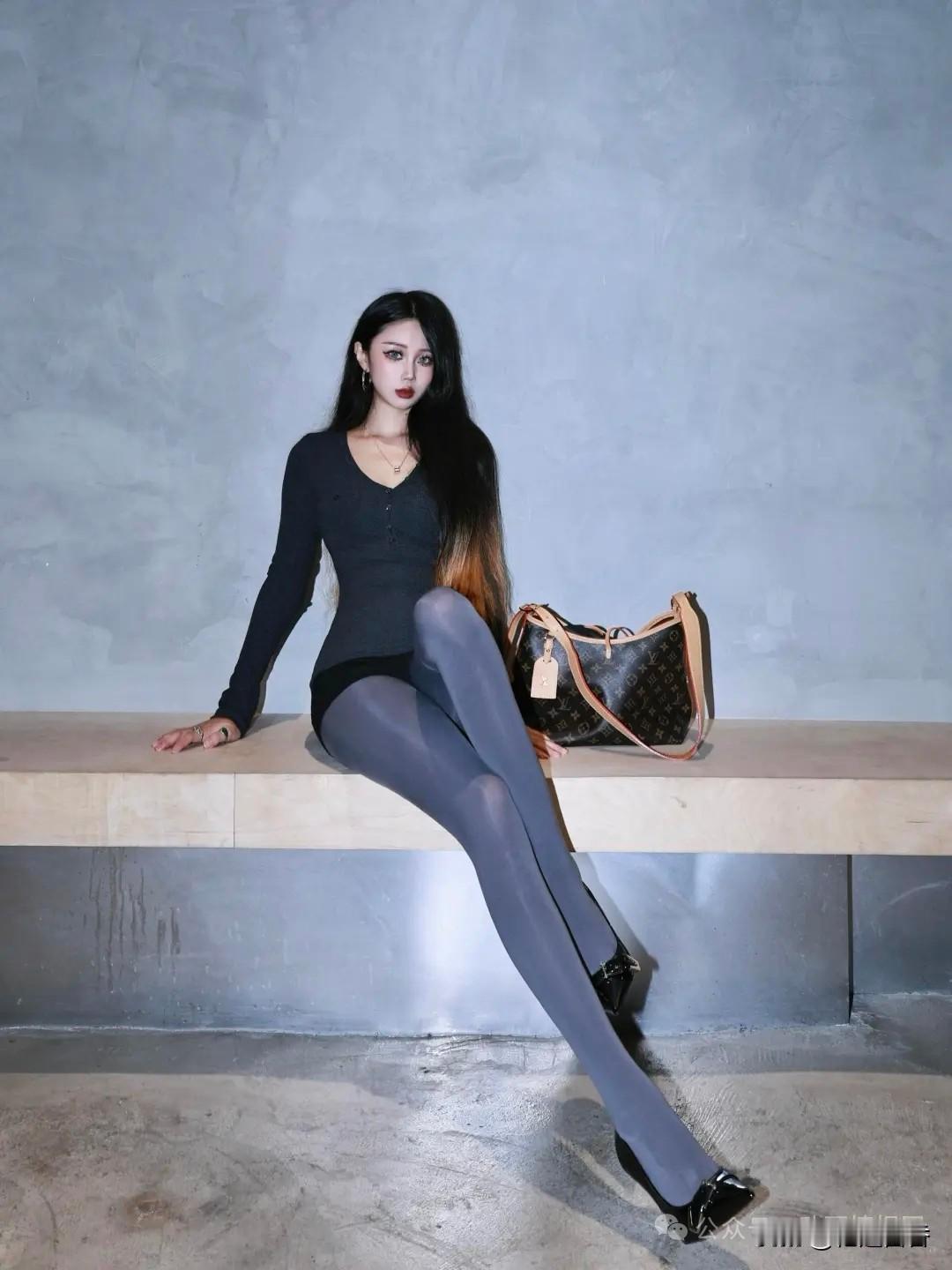 冷艳黑丝女郎，优雅气质满分！怎样穿搭能显示出温柔的女生气质?