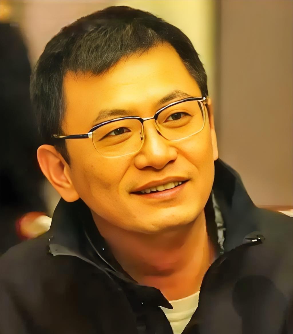 王家卫现在后悔得大腿都要拍断了吧,不是因为背后蝈蝈别人,而是他怎么也没想到,