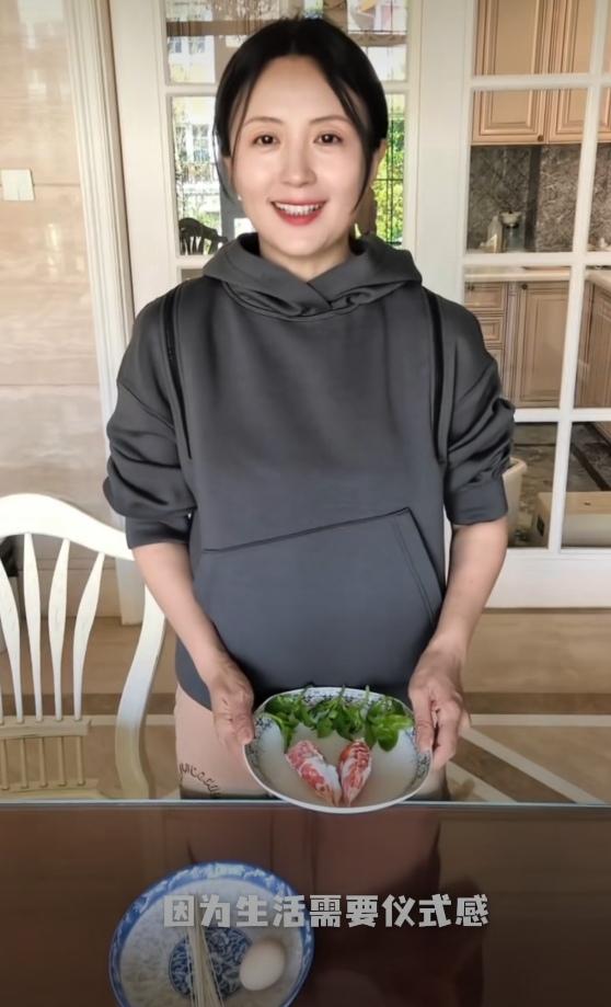 果然，卫衣是真的不挑年龄，你看杨童舒这个年龄穿卫衣照样好看！杨童舒衣品还是很