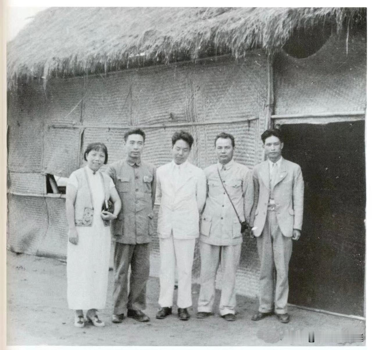 1939年6月18日，在重庆珊瑚坝机场，周恩来、邓颖超、叶剑英与国民党代表张冲留