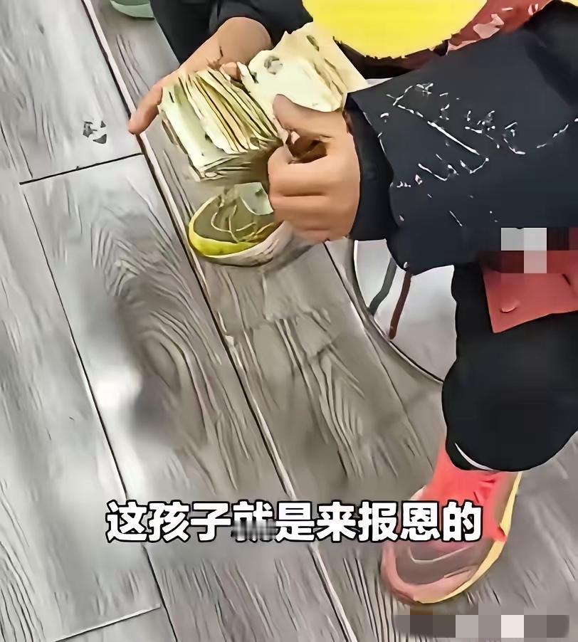 石家庄，一鞋店走进一个11岁男孩看鞋子，店主以为是陪父母在看没在意，当男孩拿着鞋