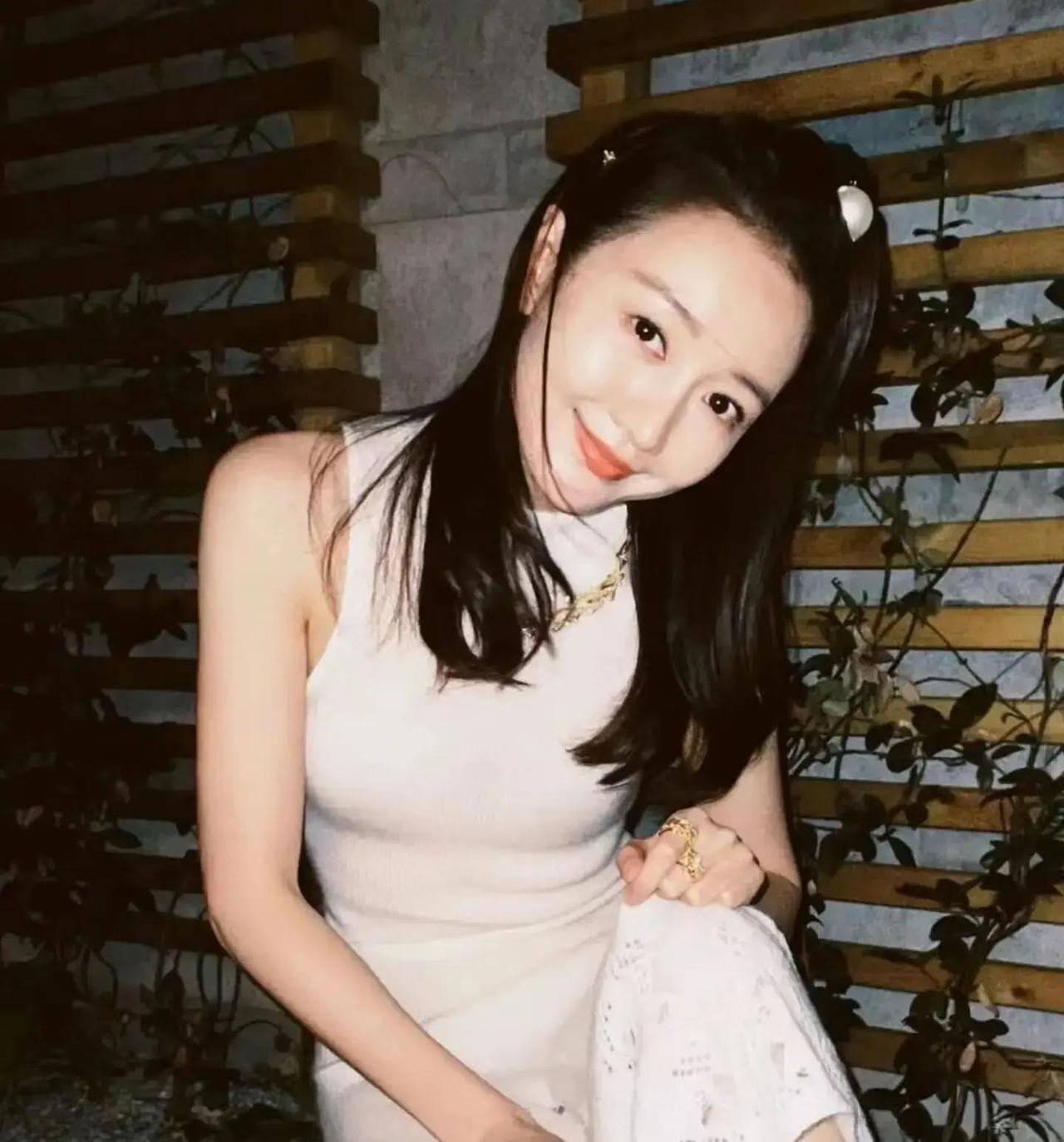 最近，演员王鸥带着两三岁的女儿在公园里玩耍，母女俩温馨的画面让人看了心里暖暖的。