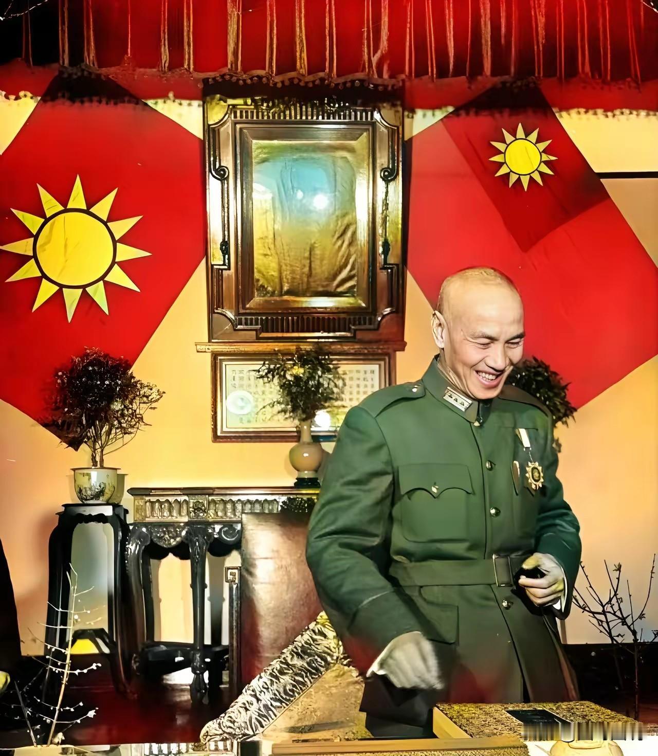 日本人打走了，手中握有四百万大军，稳坐第一把交椅，换成谁也会这样笑的合不拢嘴。