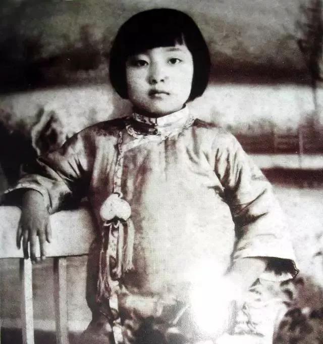 李讷的晚年生活：住老年公寓，客厅天花板掉漆，墙壁贴满照片你们可能不信，作为