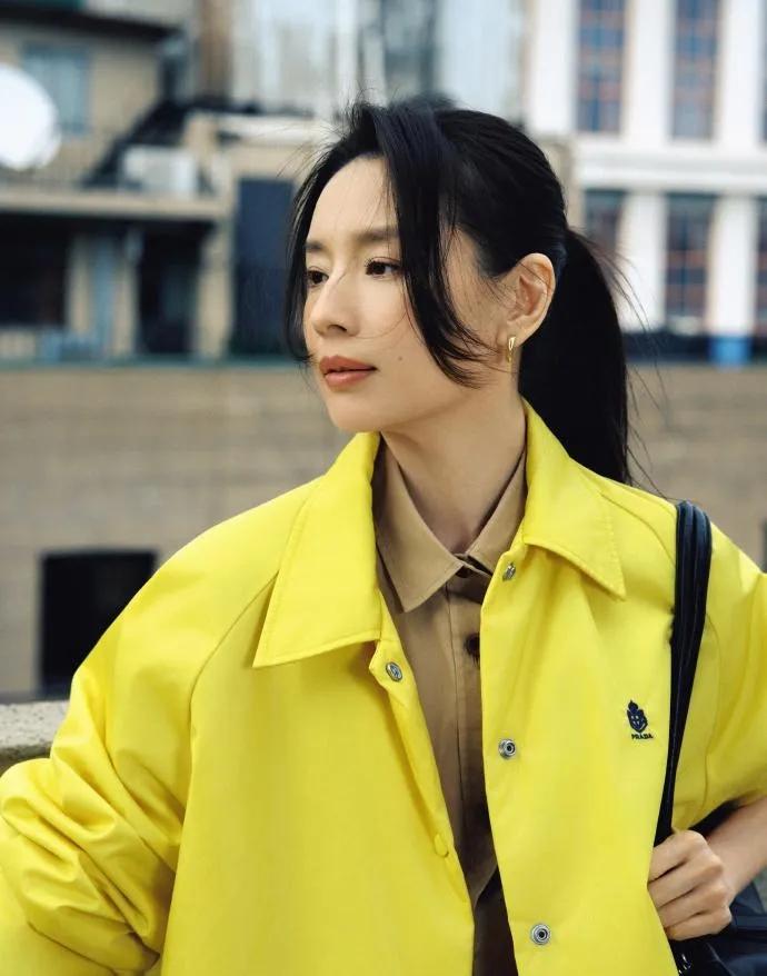董洁这抹亮黄，太显白了！💛董洁街拍好会穿！亮黄色夹克内搭卡其衬衫，配黑裙