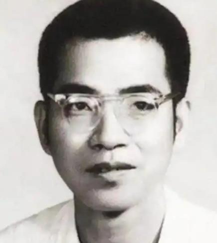 1953年，一个刚刚从厦门大学数学系毕业的年轻人，满怀理想去北京教书，却因为口齿