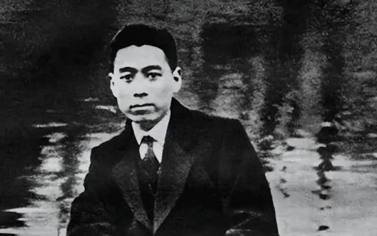 1927年，周恩来被捕。谁料，审讯他的人，竟是他的学生。他凑近周恩来，轻声说：“