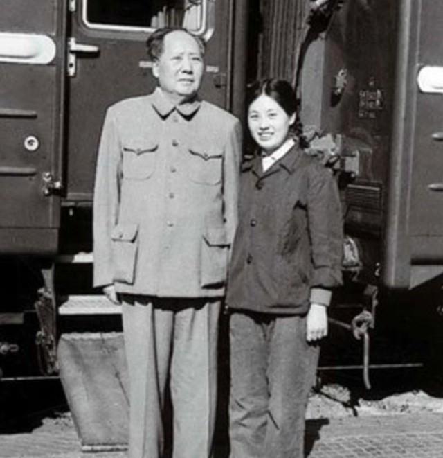 1954年，毛主席突然下令将西湖边的名人墓冢集体迁移。有关部1954年，毛主席突