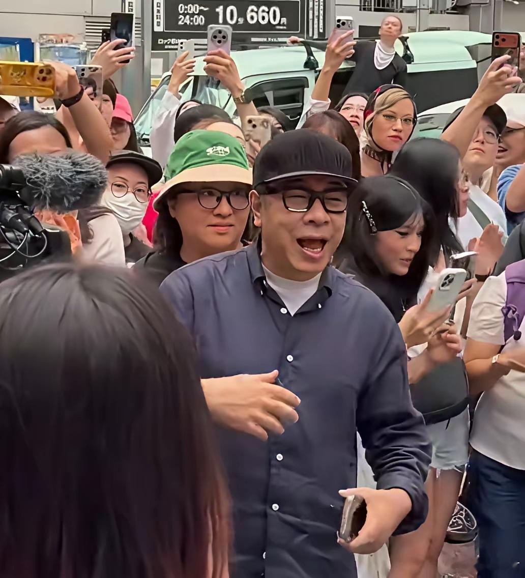蔡康永删除大陆经纪人联系方式，这次老嫂子彻底不回大陆了。20多年前康熙来了刚在大