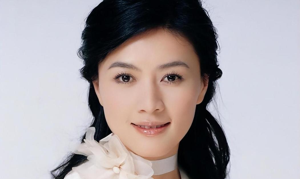 130亿遗产，她一句话都没争。第二天，她牵着9岁女儿走出那栋豪宅，头也不回。田海