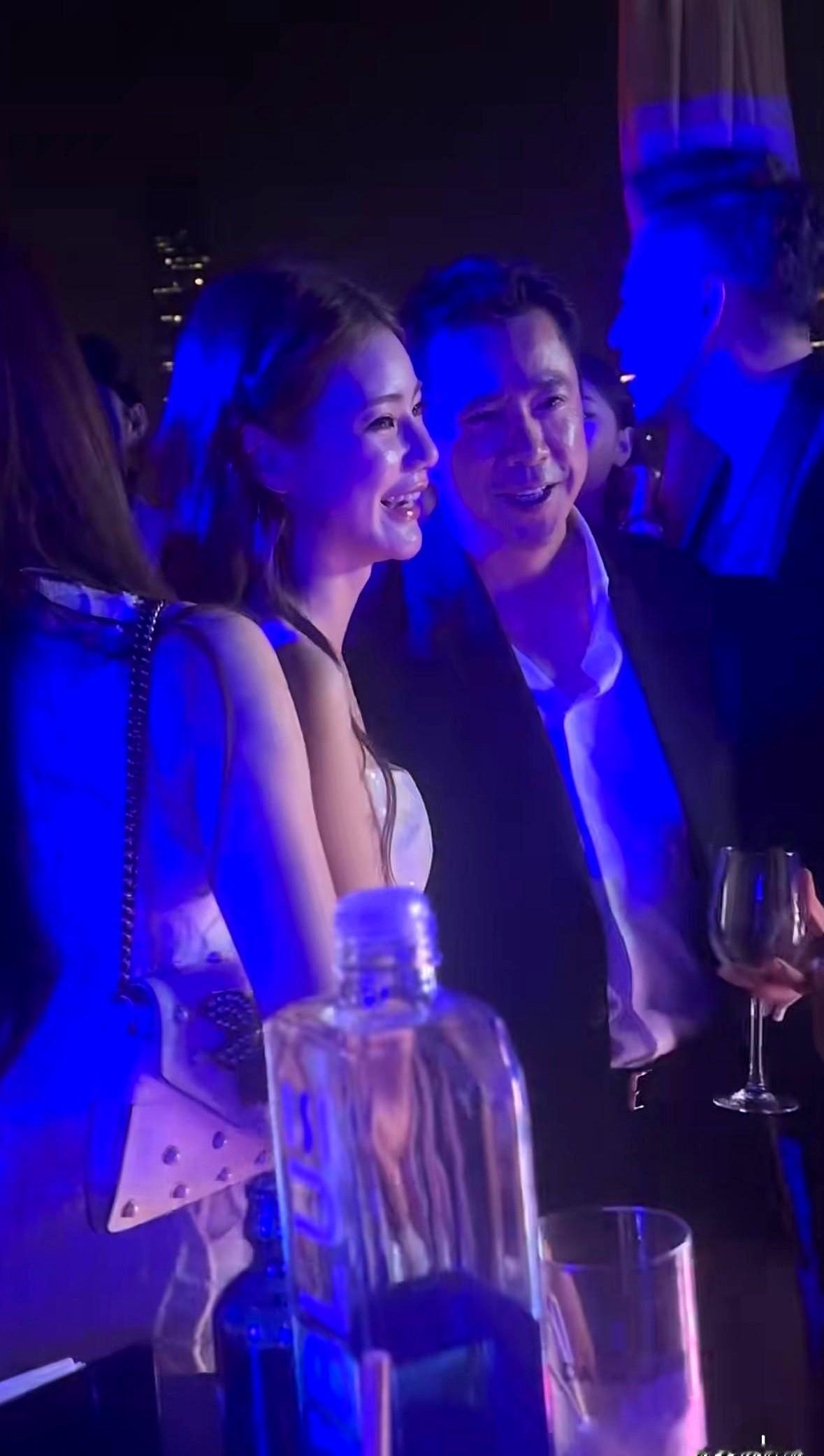 不得不佩服汪小菲的社交能力，汪小菲带着马筱梅出席王中磊在上海的华谊时尚电影之夜，