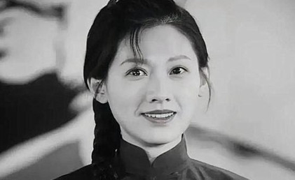 1978年，女知青李亚茹返城前夜，她颤抖地解开衣扣，对丈夫说：“今晚，我们做最后