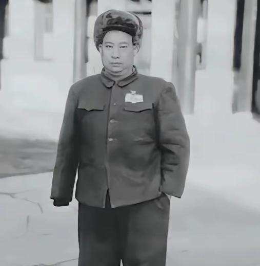 1937年雁门关伏击战中，贺炳炎目睹了一名八路军士兵被一个不满五尺的日本兵一刺刀