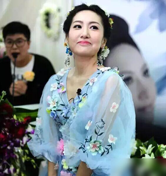“揪心！”北京35岁女子胃癌晚期，她穿着婚纱为自己举办葬礼，谁知，去世10年丈夫