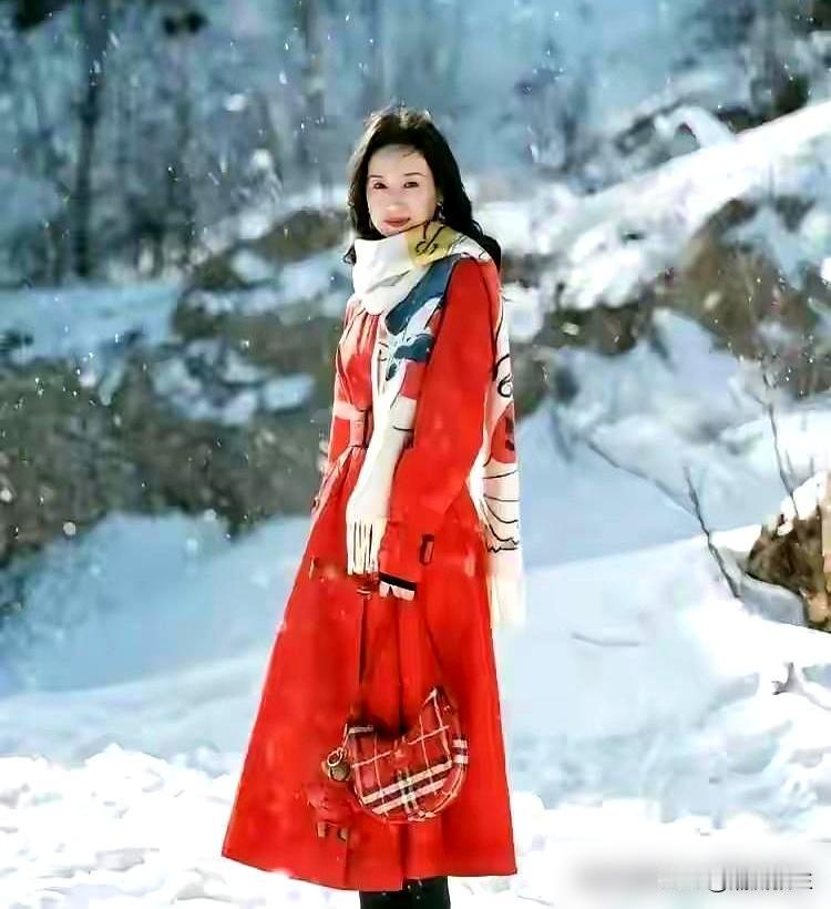 董洁雪地直播，2小时8个亿？零下十几度，她一身红衣站在雪地里。轻声细语，讲一