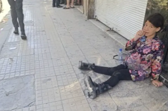 这就是朱拉尼统治下的叙利亚。截图中，这名10岁叙利亚女孩被强奸怀孕，沦落到街头乞