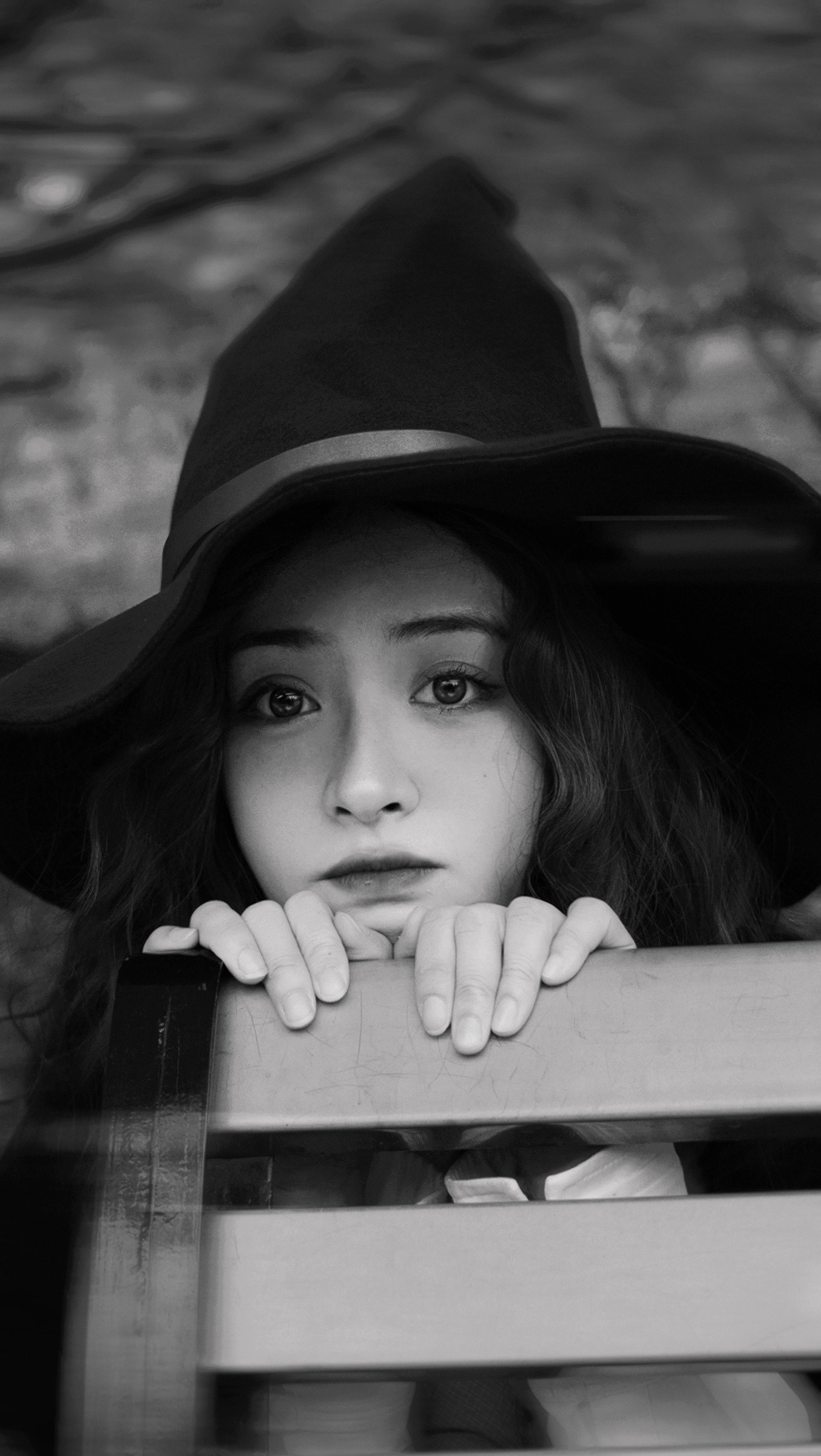 沈月少女头像：黑白色彩穿搭，甜美可人。沈月