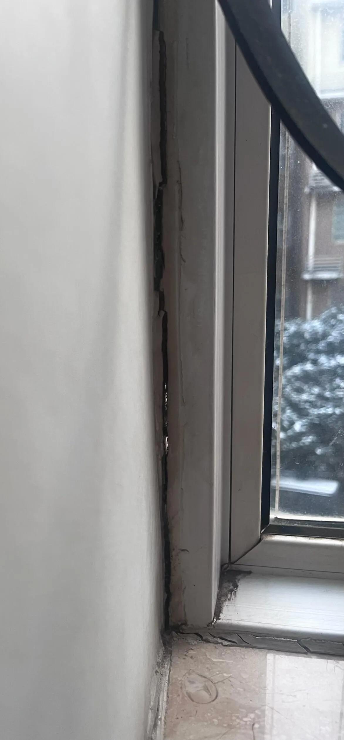 终于知道为什么开着暖气屋里冷嗖嗖！房龄10年，飘窗总感觉有风，一直认为是推拉窗