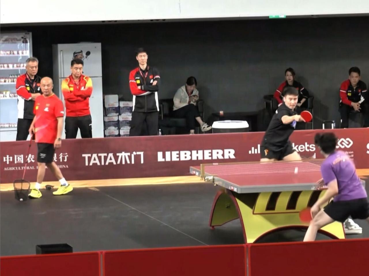 领导教练们都来了，这也很罕见，陪练是大牛，王楚钦这小子有实力，也有福气！王励勤