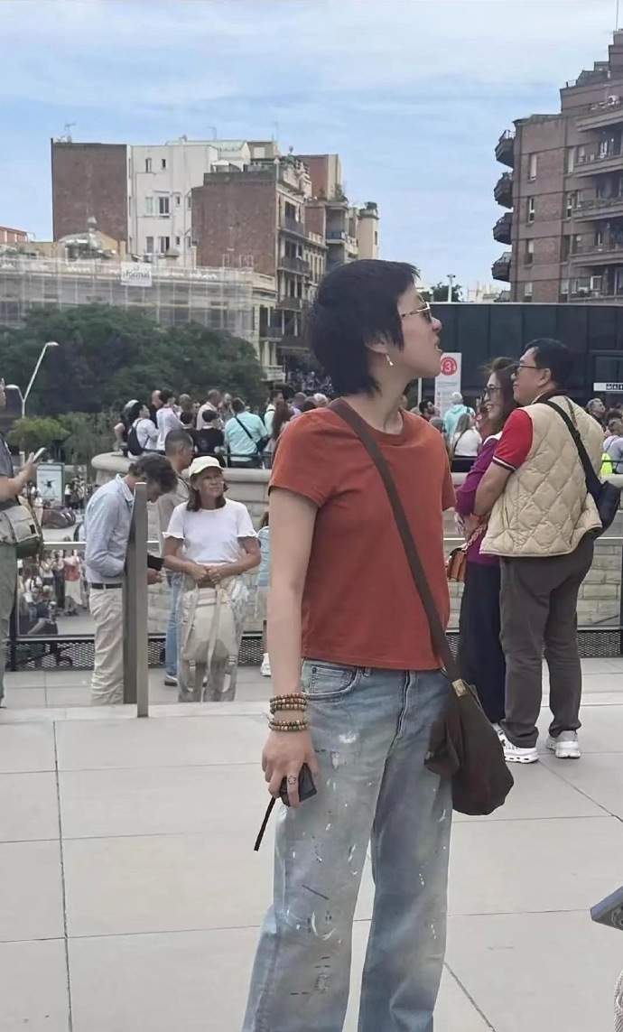 王菲女儿窦靖童在西班牙溜达，寸头配5串珠子超有个性，气质神态都超像王菲！28岁仍