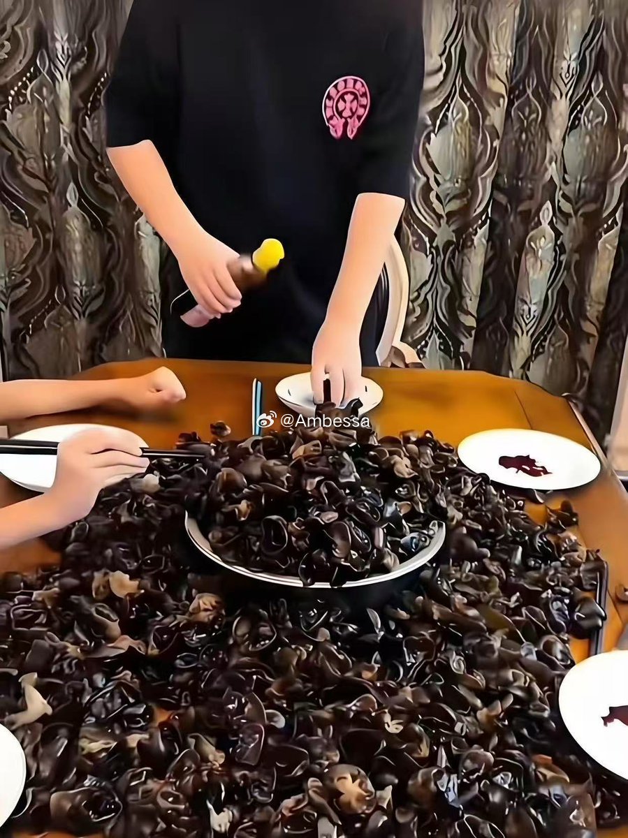 这一看就是顶级的有钱人！真是有钱人家的豪横大餐啊，有钱人的世界我真的搞不懂...
