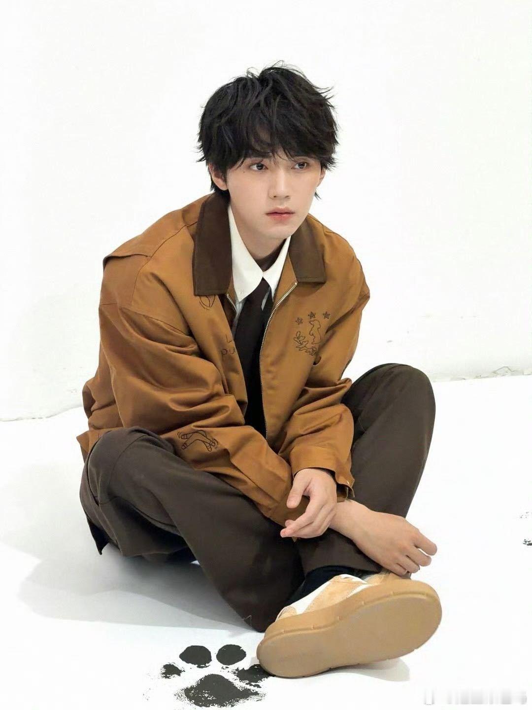 周翊然卷毛小狗周翊然直播周翊然卷毛造型太绝,软萌劲儿像小奶狗,直接戳中所有人的