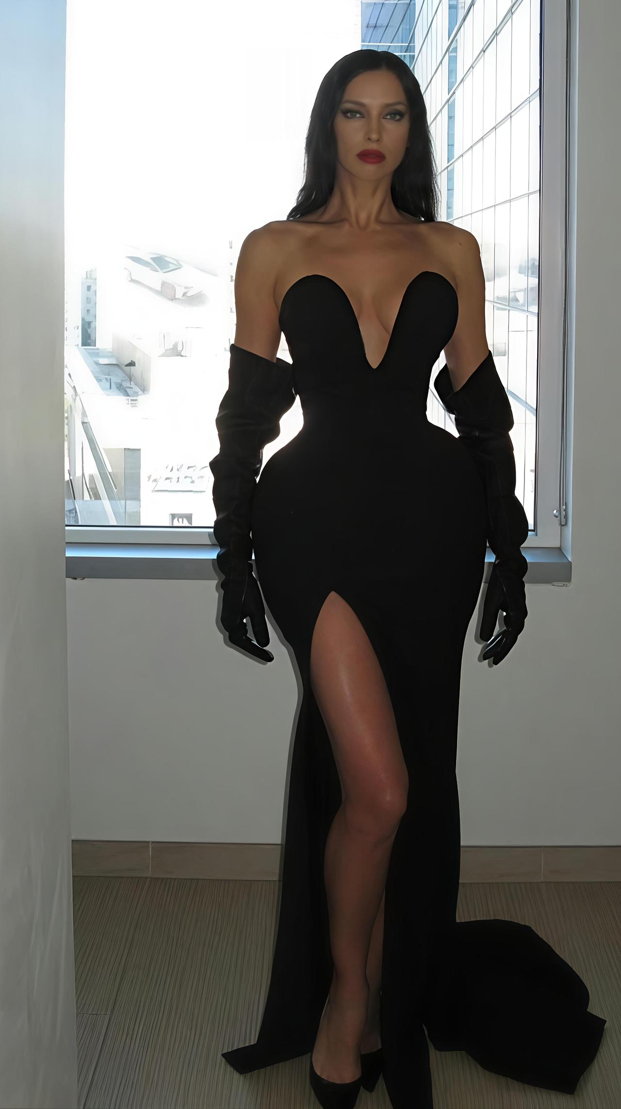 俄罗斯超模伊莲娜·莎伊克（IrinaShayk）出席活动美得惊心动魄