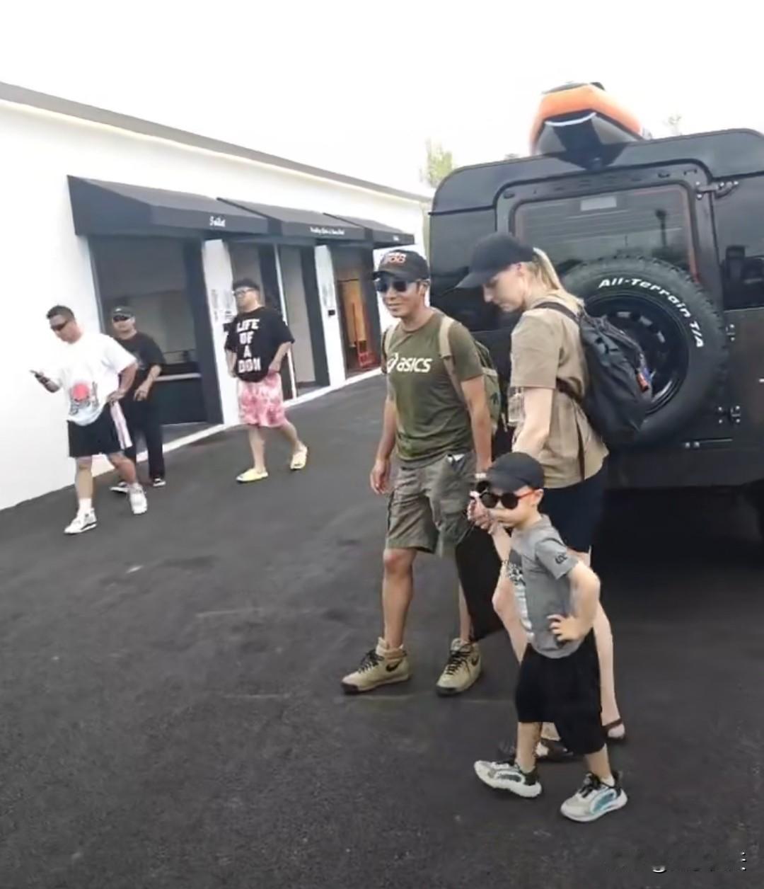撒贝宁的妻子李白说自己结识撒贝宁的时候，他都40了当时录完节目，撒老师就邀请