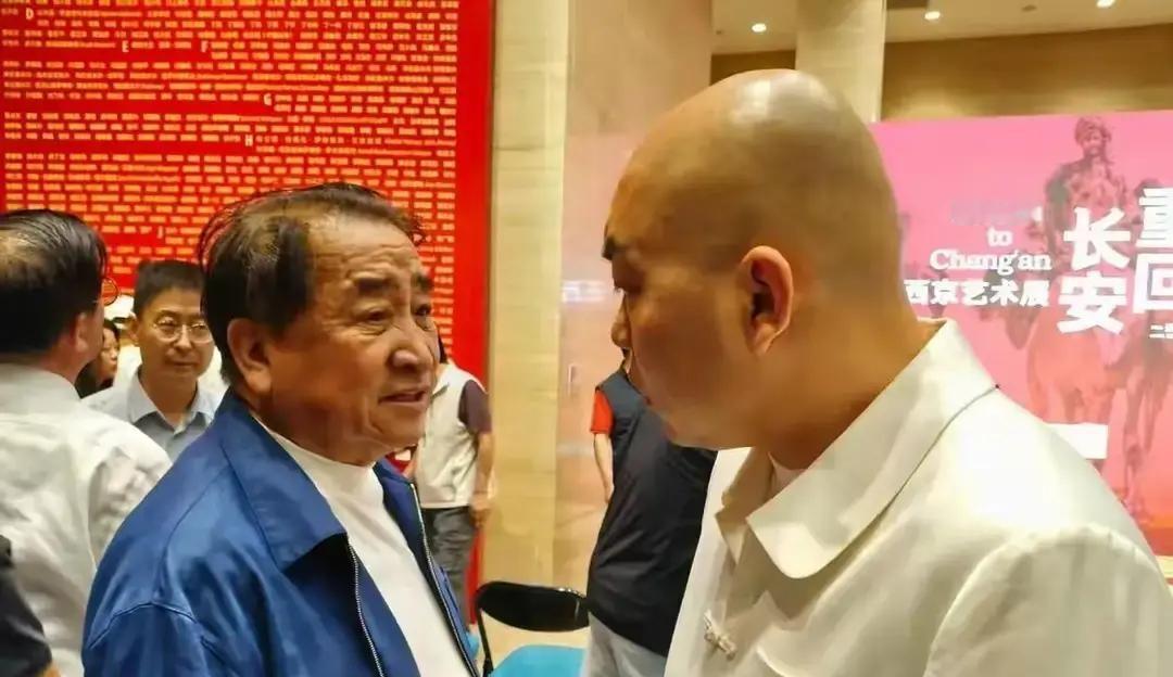 姜昆与程野在一次聚会上同框，程野一见姜昆就上前握手寒暄，礼数做得稳稳当当。画