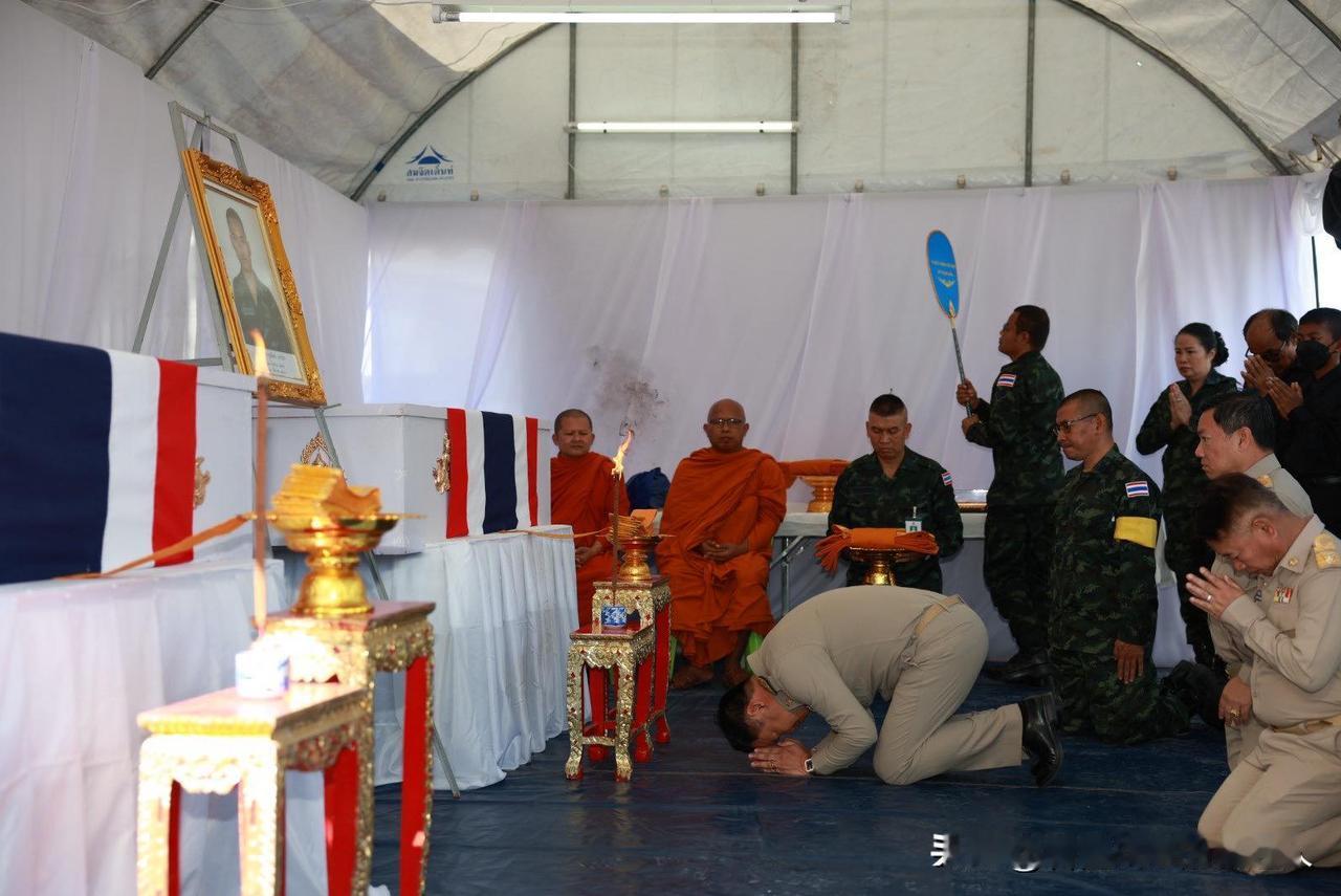 总理下跪，全城旗海。阿努廷这一跪，直接把泰国的民族情绪点燃到了沸点。前线丢失阵地