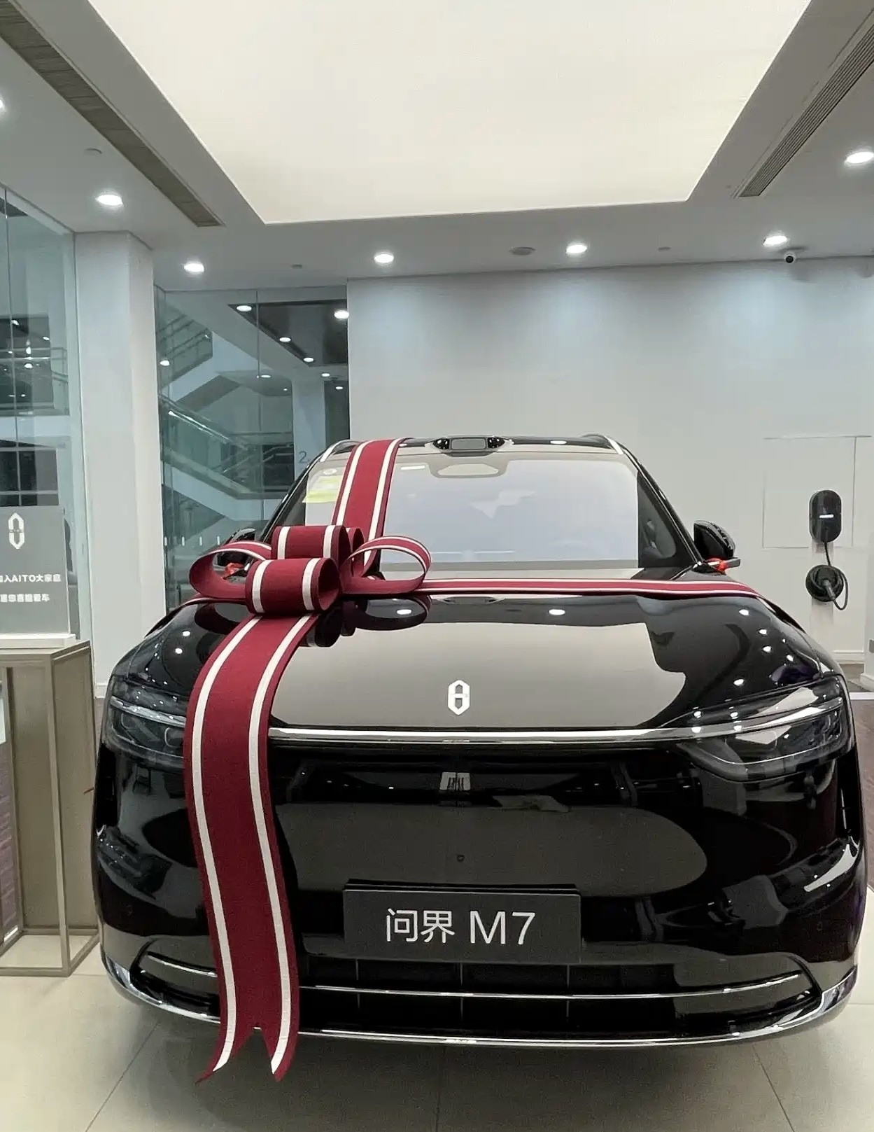 问界M7这个前脸我总觉得像谁家大叔穿西装——板正但不够精神。尤其那个大灯造型，跟