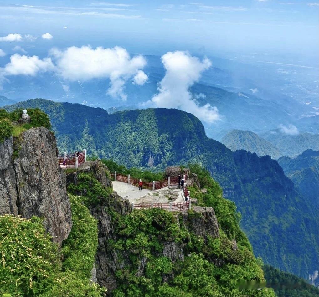 四川乐山和峨眉山哪个更有名?四川乐山和峨眉山两者都是世界遗产，申遗的的时候，“