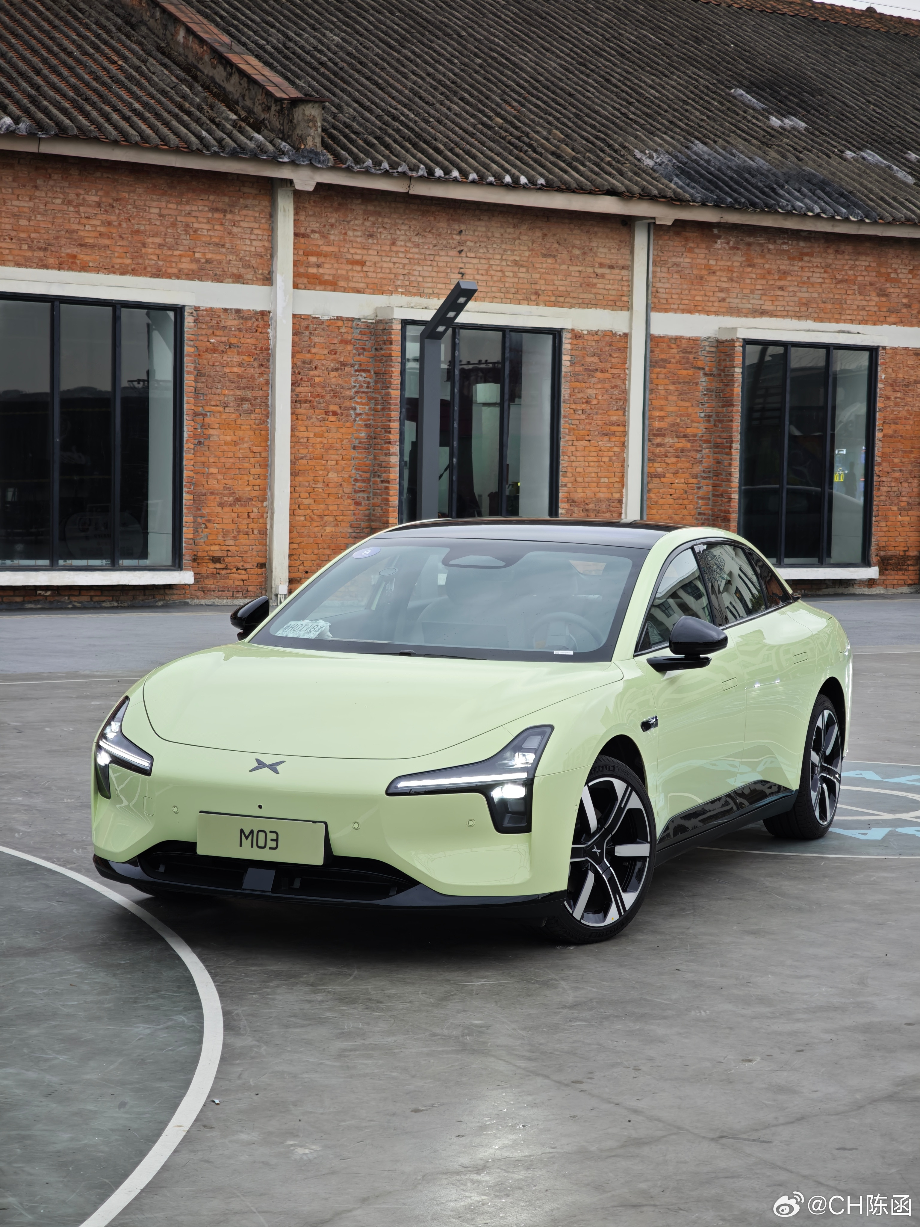 小鹏MONAM03这个新的紫色是真好看！漆面质感也很好，十分推荐！乐道L60的