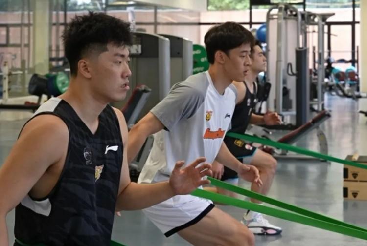 广东男篮吹响集结号，没想到只有三人参加训练，这究竟是为什么？近日，广东男篮官方