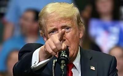 近几年，中美经贸博弈不断升级，而推动这一轮“去中国化”论调最积极的人物之一，正是