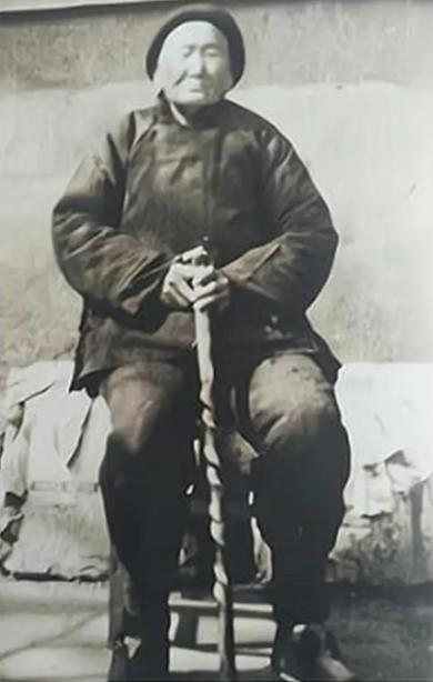 1941年，一位老妇人请“汉奸”侄子吃饭，突然压低声音道“孩子，给我弄300发子