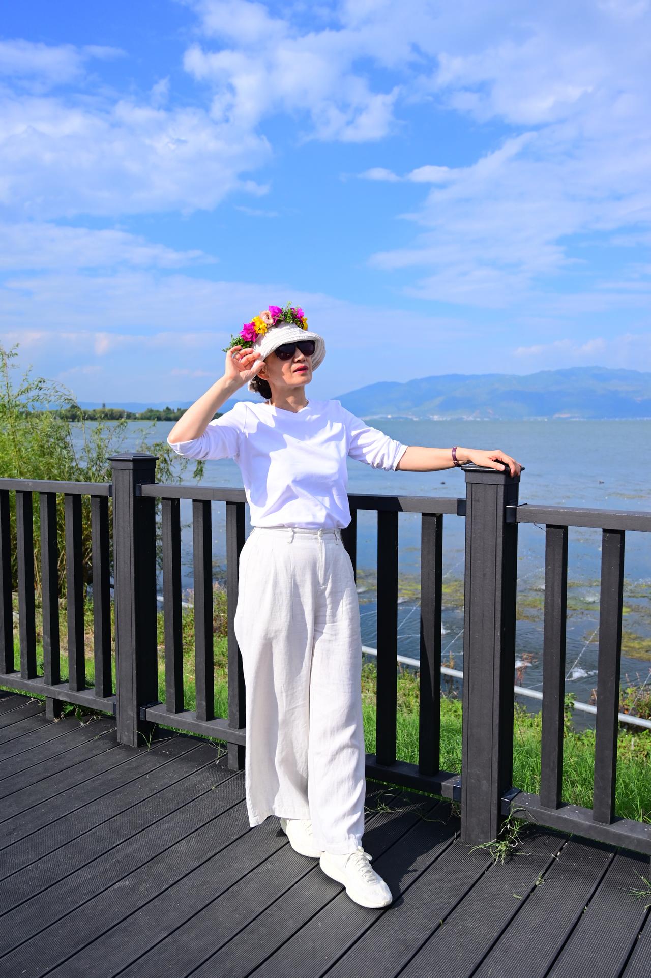 给退休的姐妹们提个醒：旅游一定要趁早！这次昆大丽旅游，团里有4对70岁的东北姐