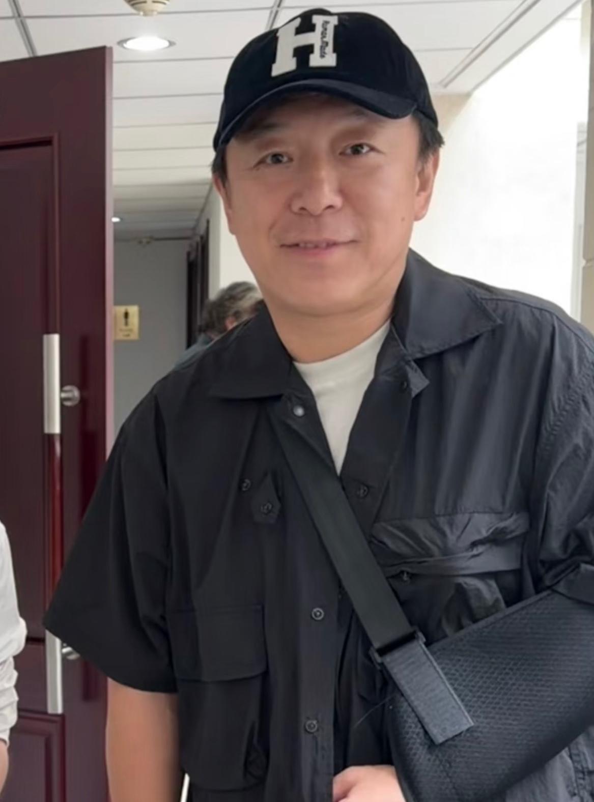偶遇52岁黄渤现身办事，手上打手臂吊带仍未康复，透露是骑车子摔得导致骨折。8