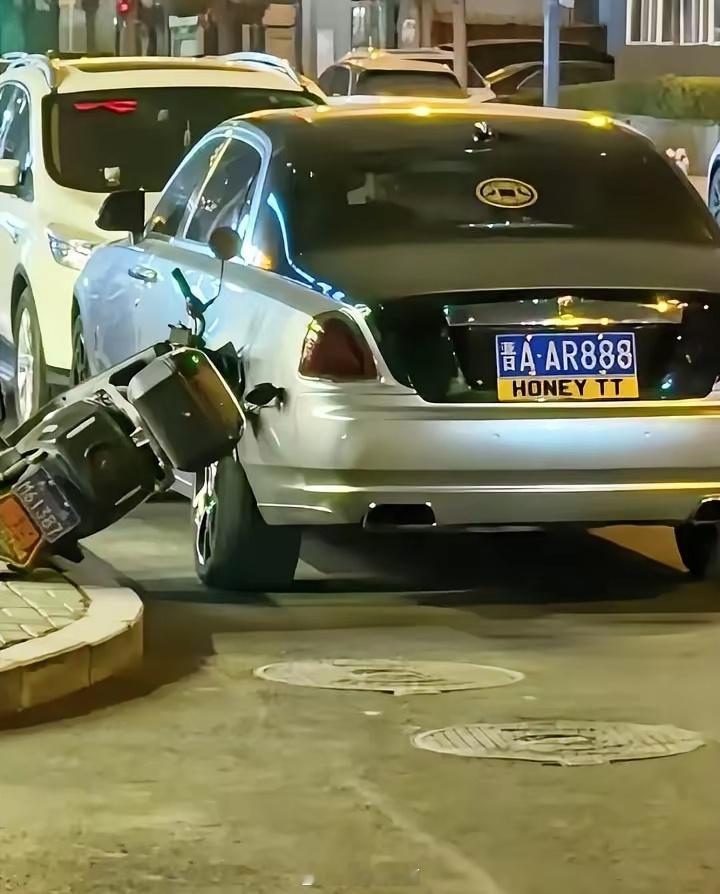 开年第一炸，电动车直接歪倒在劳斯莱斯身上。这辆劳斯莱斯挂的车牌号，光看着就让人心