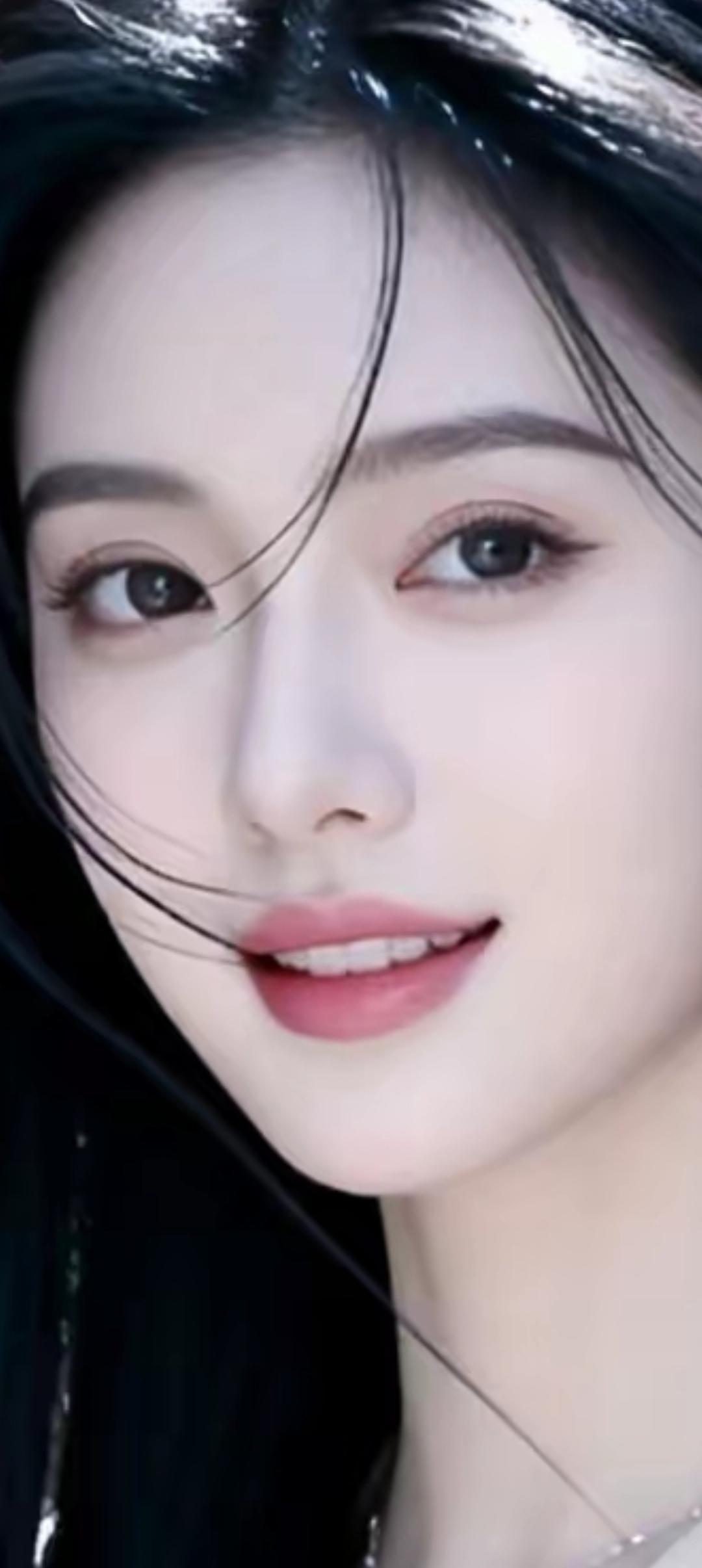 温柔甜美的笑容，黑发飘逸，清新自然。