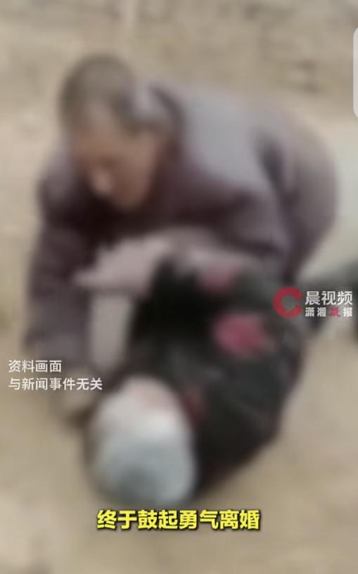 “这就是娶妻不贤的后果！”山东济南，一85岁大爷，老伴每天对他非打即骂，他