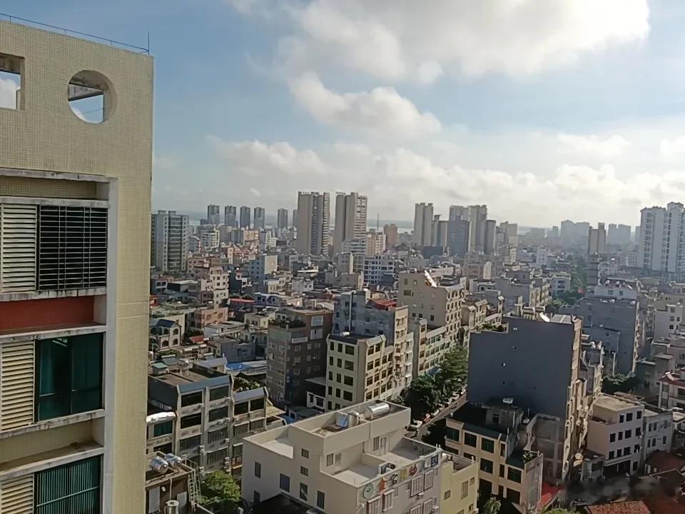 表妹工厂有两种文员，她们的工资差别非常大，研发部文员，一个月8000，每天工作8
