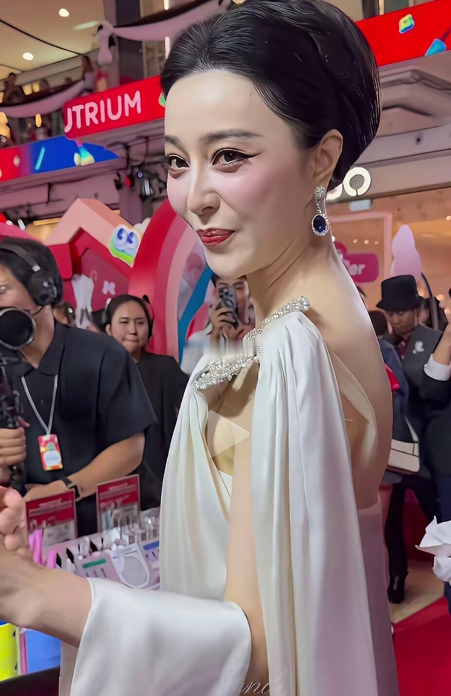 第一眼差点没认出来，果然是美人，虽然已经45岁了，依旧美的耀眼