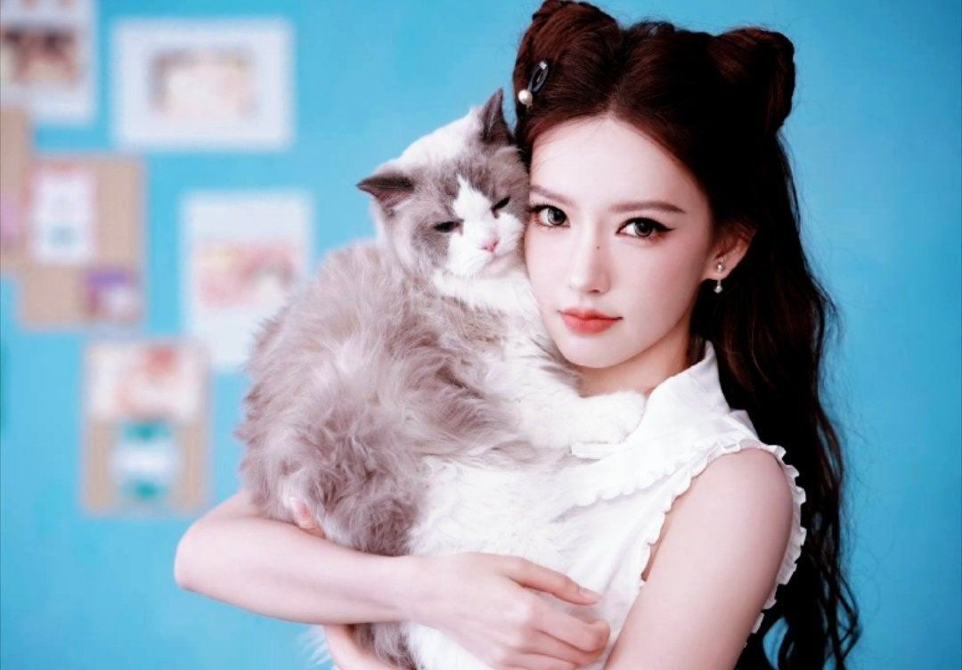 程潇小猫发型程潇的小猫发型满是巧思，蓬松卷发带着自然的弧度，细碎刘海轻轻搭在