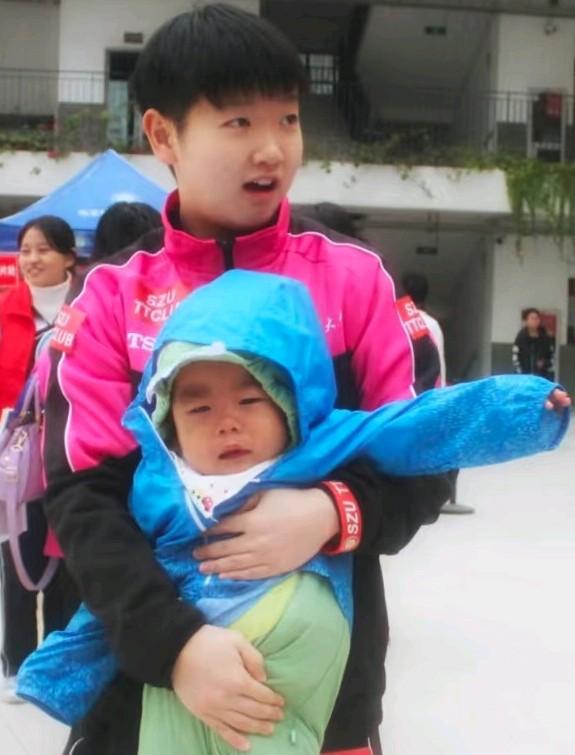 终于知道为什么孙颖莎每次和小朋友合照的时候，都不会去抱人家，再小的也不会去抱，不