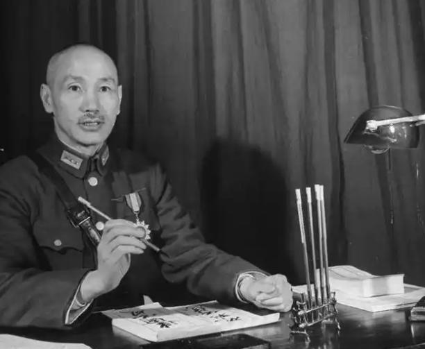 蒋介石的一生,到底是功大于过,还是过大于功?近代百年风云变幻，蒋介石始终是争