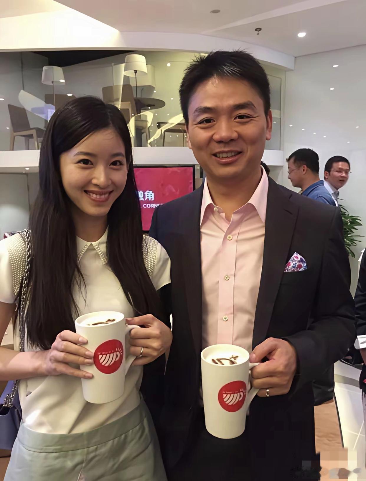 据说这是章泽天第一次正式和刘强东约会时拍的照片。刚刚确立恋爱关系，两人笑得都合不