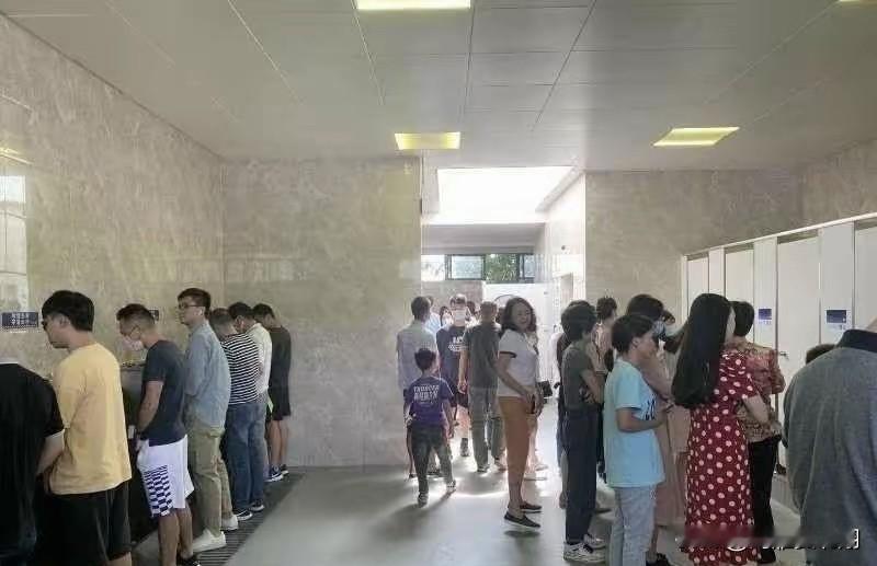 河南博物院洗手间被指毫无隐私说白了这就是经典的受限与于空间小，男女厕所共用一