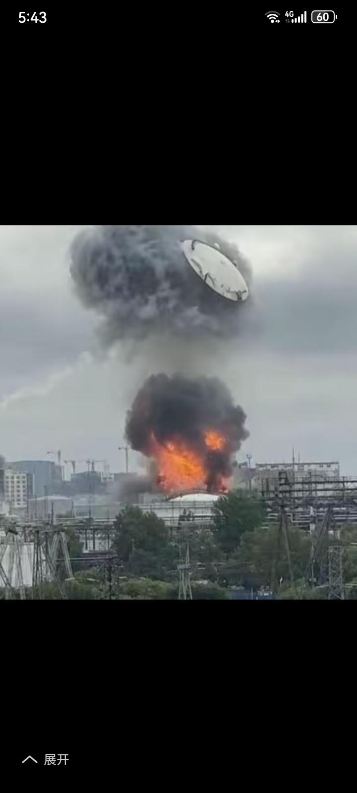 这一幕不得了，太吓人了，俄罗斯首都莫斯科附近一油库发生爆炸，石油储油罐的金属顶盖