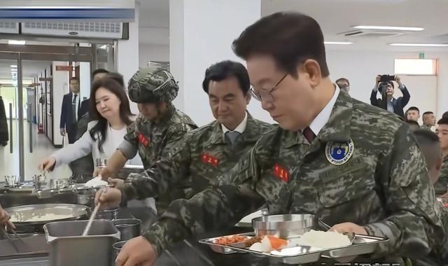 韩国总统李在明视察部队并与士兵一同就餐，韩国部队的伙食依旧被舆论形容为寒酸：米饭